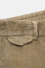 04651/ A trip in a bag Cordhose taupe, close-up Rückansicht, weicher Baumwoll-Modal-Cord mit teilelastischem Bund und geknöpfter Gesäßtasche.