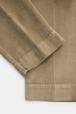 04651/ A trip in a bag Cordhose taupe, close-up von Ärmel und Bund, Baumwoll-Modal-Cord, garment dyed, Slim Fit, teils elastisch, Taschen, knöchellang.