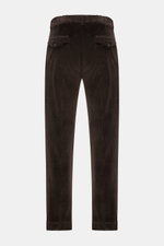 Rückansicht der 04651/ A trip in a bag Cordhose dunkelbraun, slim fit, knöchellang, garment dyed Cordhose mit teilelastischem Bund und geknöpften Gesäßtaschen.