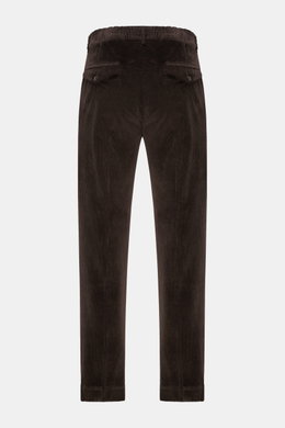Rückansicht der 04651/ A trip in a bag Cordhose dunkelbraun, slim fit, knöchellang, garment dyed Cordhose mit teilelastischem Bund und geknöpften Gesäßtaschen.