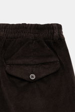 Nahaufnahme der Gesäßtasche mit Knopf der 04651/ A trip in a bag Cordhose dunkelbraun aus Baumwoll-Modal-Cord, garment dyed und slim fit.