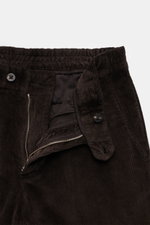 04651/ A trip in a bag Cordhose dunkelbraun aus Baumwoll-Modal-Cord, garment dyed, slim fit mit Reißverschluss, Knopf und teilelastischem Bund, Vorderansicht.