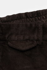 04651/ A trip in a bag Cordhose dunkelbraun im Detail von oben, garment dyed Cord aus Baumwolle und Modal mit teilelastischem Bund und geknöpfter Gesäßtasche.