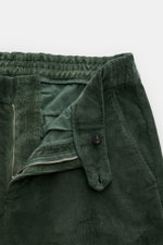 Grüne 04651/ A trip in a bag Cordhose aus Baumwoll-Modal-Cord, slim Fit, teils elastischer Bund, Reißverschluss, Knopf, französische Taschen, Detailansicht.