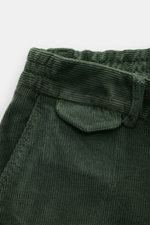 04651/ A trip in a bag Cordhose grün, close-up von Bund und Tasche, garment dyed Cord aus Baumwolle/Modal, teilelastisch, Slim Fit, knöchellang.