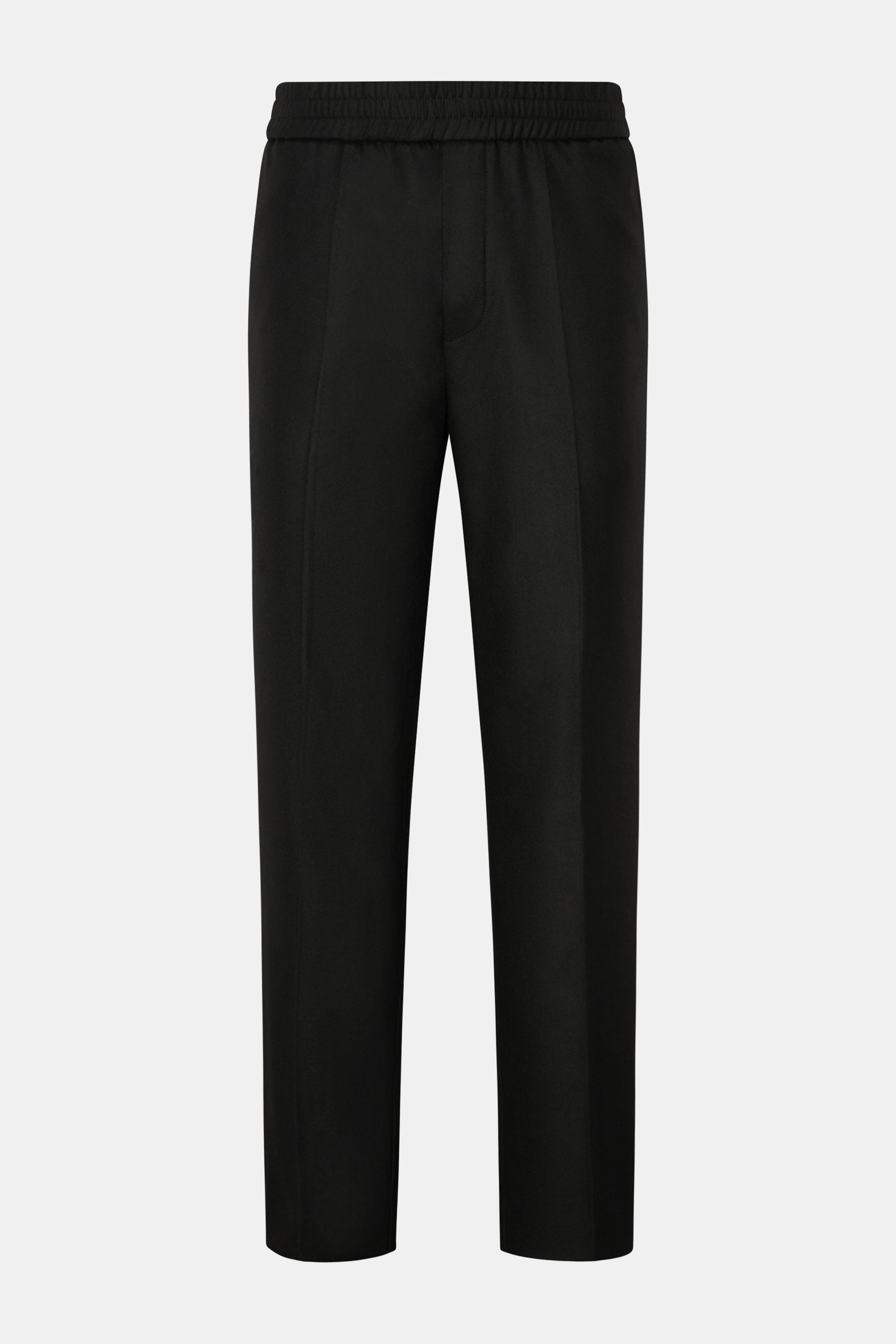 Frontal fotografierte Kiefermann Jogpants 'Josepp' schwarz aus leichtem Flanell mit elastischem Bund, Slim Fit und seitlichen Taschen.