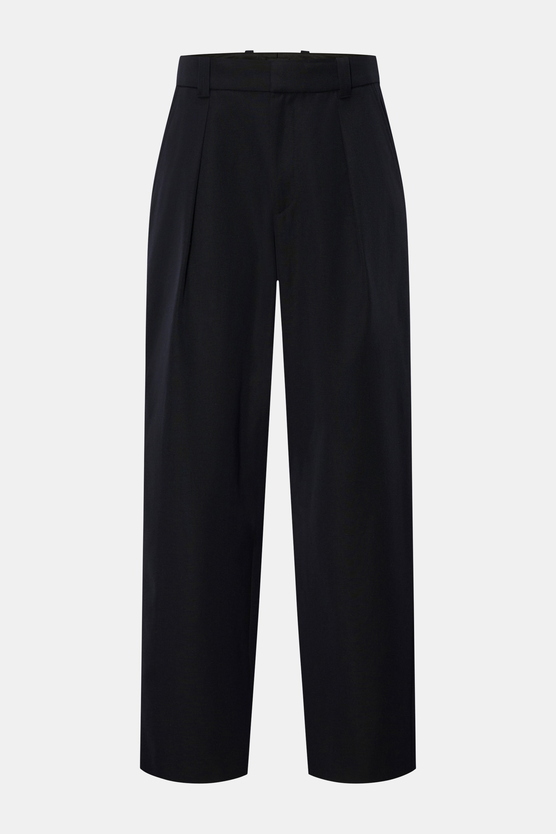 Front view of A.P.C. Hose 'Renato' dark navy trousers in wool and microfiber blend, tapered fit, high waist, ankle length. Stilvoller Klassiker: Die Hose 'Renato' von A.P.C. wird mit ihrem eleganten Design zum unverzichtbaren Essential in Ihrer Garderobe.
