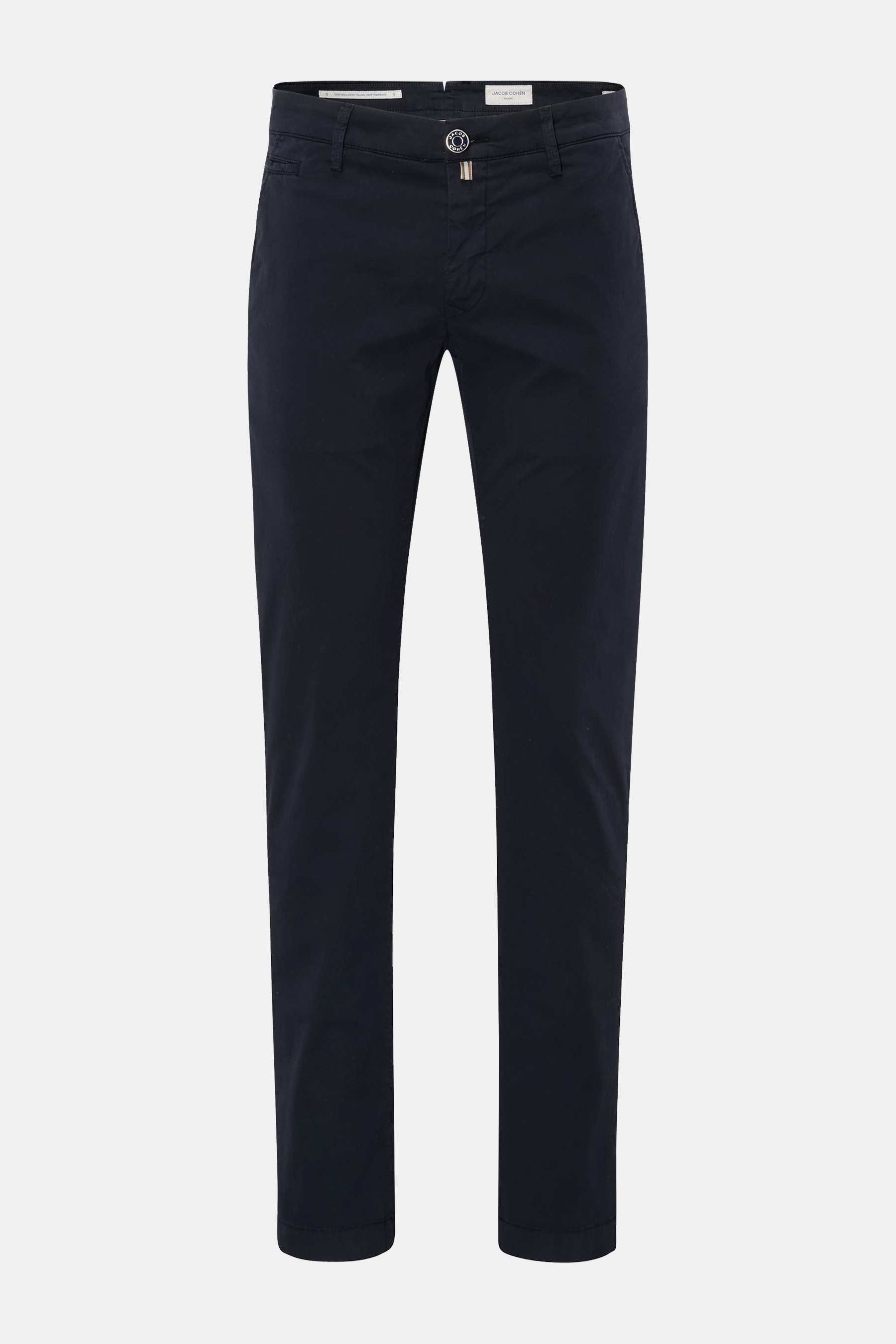 Jacob Cohen Chino 'Bobby' navy in schmalem Slim Fit, Baumwoll-Twill mit Stretch, garment dyed, Reißverschluss, französische Taschen, Leder-Patch, frontale Ansicht.