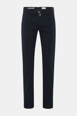 Jacob Cohen Chino 'Bobby' navy in schmalem Slim Fit, Baumwoll-Twill mit Stretch, garment dyed, Reißverschluss, französische Taschen, Leder-Patch, frontale Ansicht.