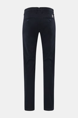 Jacob Cohen Chino 'Bobby' navy, schmal zulaufende Baumwollhose mit Stretch, Rückenansicht, französische Taschen, Bundknopf, Verloursleder-Patch.