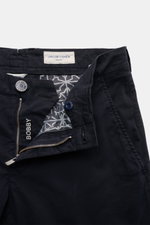 Jacob Cohen Chino 'Bobby' navy, schmal geschnitten, Baumwoll-Twill mit Stretch, Reißverschluss, Bundknopf, französische Taschen, Nahaufnahme oben.