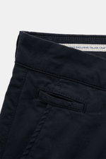 Jacob Cohen Chino 'Bobby' navy in schmalem Schnitt, Baumwoll-Twill mit Stretch, französische Taschen, Reißverschluss, Bundknopf, von oben fotografiert.