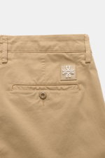Jacob Cohen Chino 'Bobby' beige, schmal zulaufend, aus feinem Baumwoll-Twill mit Stretch, Rückansicht mit Knopf-Gesäßtasche und Leder-Patch.