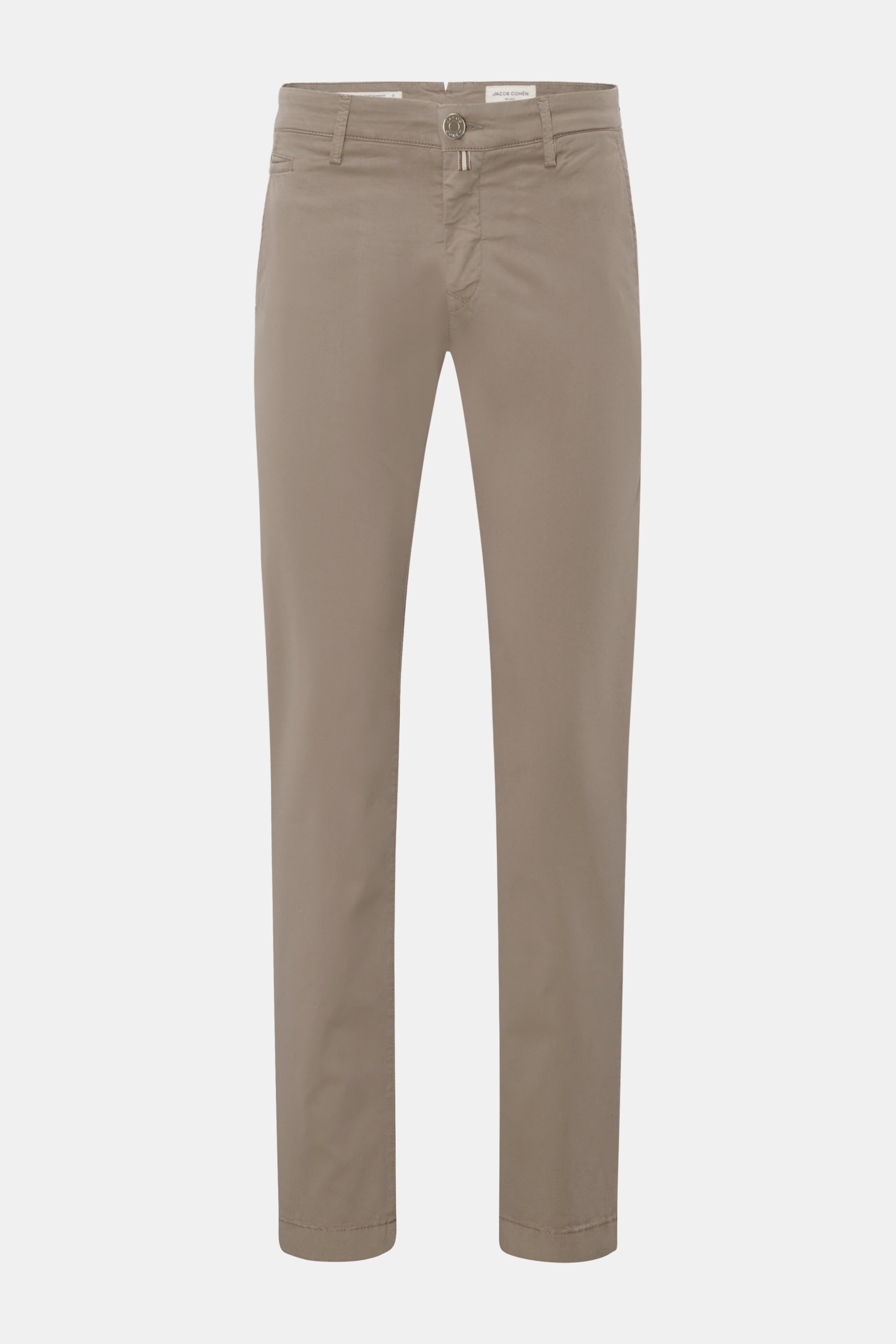 Jacob Cohen Chino 'Bobby' taupe, frontal fotografiert, Slim Fit Baumwoll-Twill mit Stretch, niedrige Bundhöhe, französische Taschen.