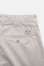 Jacob Cohen Chino 'Bobby' hellgrau, Rückansicht, feiner Baumwoll-Twill, Slim Fit, niedrige Bundhöhe, Knopf-Gesäßtasche, kleines Verloursleder-Patch.
