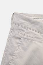 Jacob Cohen Chino 'Bobby' hellgrau aus feinem Baumwoll-Twill, slim Fit, niedrige Bundhöhe, französische Taschen, Reißverschluss, Leder-Patch, Detailansicht von oben.