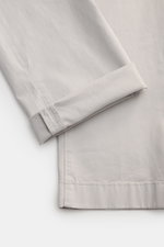Jacob Cohen Chino 'Bobby' hellgrau, Detailaufnahme Saum und Beinumschlag, feiner Baumwoll-Twill, elastisch, Slim Fit, garment dyed, weicher Griff.