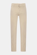 Jacob Cohen Chino 'Bobby' beige, schmaler Schnitt, Baumwoll-Twill mit Stretch, Reißverschluss, Bundknopf, französische Taschen, frontal fotografiert.
