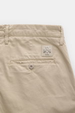 Jacob Cohen Chino 'Bobby' beige aus feinem Baumwoll-Twill mit Stretch, schmal zulaufend, Slim Fit, Rückansicht mit Knopf- und Münztasche.