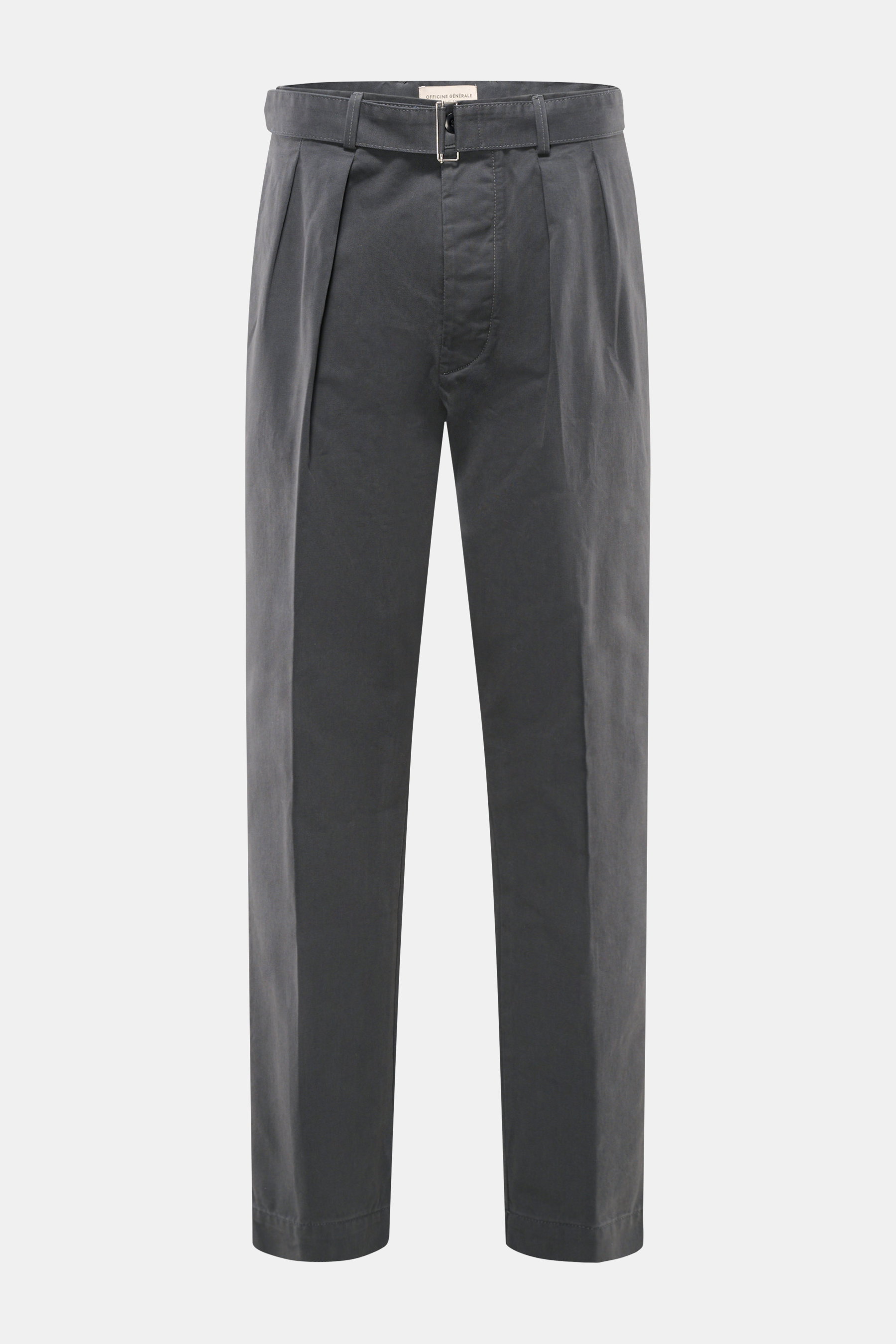 Officine Générale Chino dunkelgrau, frontal fotografiert, aus Baumwoll-Twill mit garment dyed Finish, Tapered Fit, Bund mit Gürtel und Bundfalten.