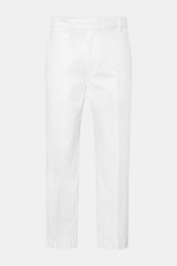 Thom Browne Chino weiß frontale Ansicht, aus schwerem Baumwoll-Twill mit Tapered Fit, knöchellang, französischen Taschen, Bundhaken.