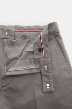 Nahaufnahme der geöffneten Thom Browne Chino grau aus schwerem Baumwoll-Twill, Tapered Fit mit Reißverschluss, Bundhaken und französischen Taschen.