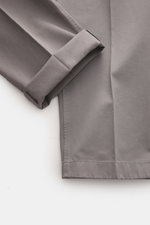 Nahaufnahme der Thom Browne Chino grau von oben, Detailansicht des umgeschlagenen Saums aus schwerem, reiner Baumwoll-Twill mit Tapered Fit.