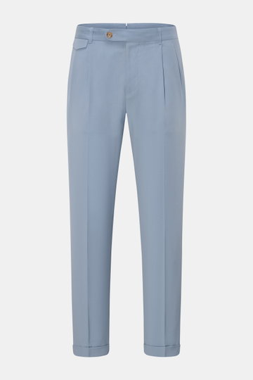Vorderansicht der Windsor Wollhose 'Sapo' rauchblau aus reiner Wolle mit doppelter Bundfalte, Tapered Fit, Cropped-Design, Taschen und Saumaufschlag.