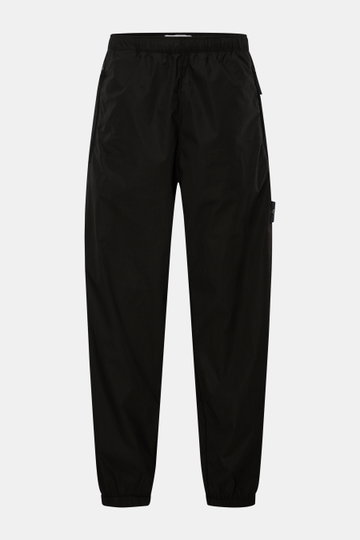 Front view of Stone Island Jogpants schwarz, black tapered fit jogpants made of elastic, smooth cotton with elastic waistband, zipper pockets, and label compass badge, featuring regular thigh width, ankle length, ribbed insert, straight cut, and elastic l