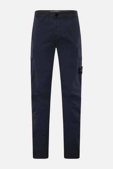 Front view of Stone Island Cargohose navy, slim fit cotton twill cargo pants with elastic quality, soft touch, garment dyed, button and zipper closure, French pockets, cargo pockets, compass badge on side, knee darts, and back pocket with snap button. Pra