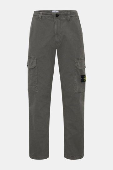 Front view of Stone Island Cargohose dunkelgrau in dark gray cotton with elastic, soft grip, tapered fit, regular thigh width, ankle length, straight cut, zip fly, button, flap back pocket, patch cargo pockets, and typical compass badge for casual spring 