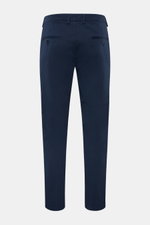 Rear view of 04651/ A trip in a bag Chinos navy made of cotton twill, slightly elasticated fabric, slightly robust to touch, tapered fit, regular thigh width, ankle length, slightly tapered cut, zip and waist button, French pockets, small woven label on w