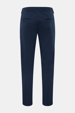 Rear view of 04651/ A trip in a bag Chinos navy made of cotton twill, slightly elasticated fabric, slightly robust to touch, tapered fit, regular thigh width, ankle length, slightly tapered cut, zip and waist button, French pockets, small woven label on w
