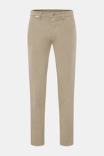 Frontale Aufnahme der 04651/ A trip in a bag Chino taupe aus leicht elastischem Baumwoll-Twill, Tapered Fit, knöchellang mit Bundknopf, Reißverschluss, französischen Taschen, kleinem Weblabel und paspelierten Gesäßtaschen.