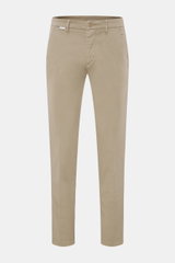 Frontale Aufnahme der 04651/ A trip in a bag Chino taupe aus leicht elastischem Baumwoll-Twill, Tapered Fit, knöchellang mit Bundknopf, Reißverschluss, französischen Taschen, kleinem Weblabel und paspelierten Gesäßtaschen.