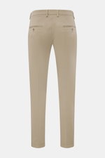 Rückansicht der 04651/ A trip in a bag Chino taupe Baumwollhose aus Twill, leicht elastisch, Tapered Fit, knöchellang, mit französischen Taschen.