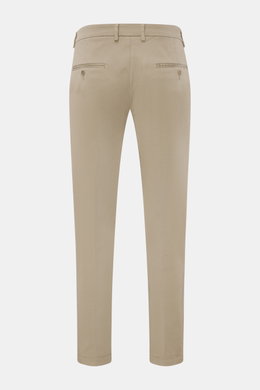 Rückansicht der 04651/ A trip in a bag Chino taupe Baumwollhose aus Twill, leicht elastisch, Tapered Fit, knöchellang, mit französischen Taschen.