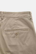 Rückansicht der knöchellangen Baumwollhose 04651/ A trip in a bag Chino taupe mit Twill, Tapered Fit, französischen Taschen, Bundknopf und paspelierten Gesäßtaschen.