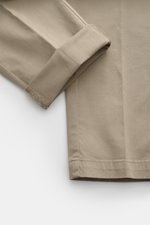Nahaufnahme der Hose 04651/ A trip in a bag Chino taupe aus Twill-Baumwolle, leicht elastisch, griffig, Tapered Fit, knöchellang, Reißverschluss, Bundknopf.