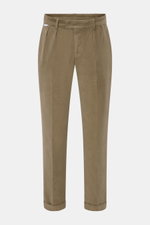 Frontale Aufnahme der 04651/ A trip in a bag Cordhose taupe aus Baumwoll-Cord mit doppelter Bundfalte, Side-Adjustern, Tapered Fit und fixiertem Saumaufschlag.