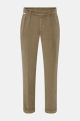 Frontale Aufnahme der 04651/ A trip in a bag Cordhose taupe aus Baumwoll-Cord mit doppelter Bundfalte, Side-Adjustern, Tapered Fit und fixiertem Saumaufschlag.