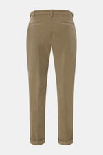 Rückansicht der 04651/ A trip in a bag Cordhose taupe aus leicht elastischem Baumwoll-Cord mit doppelter Bundfalte, Side-Adjustern, Leistentaschen und fixiertem Saumaufschlag.