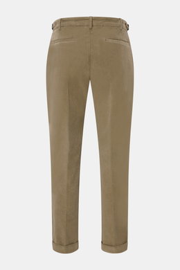 Rückansicht der 04651/ A trip in a bag Cordhose taupe aus leicht elastischem Baumwoll-Cord mit doppelter Bundfalte, Side-Adjustern, Leistentaschen und fixiertem Saumaufschlag.