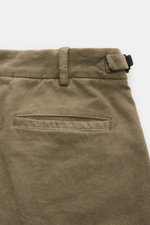 Rückansicht der 04651/ A trip in a bag Cordhose taupe aus elastischem Baumwoll-Cord mit Bundfalte, Side-Adjuster und Leistentasche.