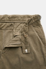 04651/ A trip in a bag Cordhose taupe aus Baumwoll-Cord mit doppelter Bundfalte, Side-Adjustern, Reißverschluss und französischen Taschen, Detailansicht von vorne.