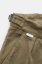 04651/ A trip in a bag Cordhose taupe im Detail von oben, Cord-Baumwolle, doppelte Bundfalte, Side-Adjuster, Weblabel sichtbar.