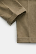 Detailaufnahme der fixierten Saumaufschläge der taupefarbenen 04651/ A trip in a bag Cordhose aus Baumwoll-Cord mit weichem Griff.