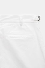 Rückansicht der offwhite 04651/ A trip in a bag Cordhose aus Baumwoll-Cord mit Side-Adjuster, doppelter Bundfalte und Leistentasche.