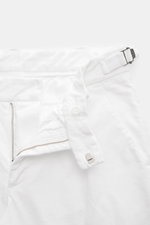 04651/ A trip in a bag Cordhose offwhite aus Baumwoll-Cord mit doppelter Bundfalte, Side-Adjustern, Reißverschluss, frontal nah fotografiert.