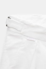 Detailaufnahme von 04651/ A trip in a bag Cordhose offwhite aus Baumwoll-Cord mit doppelter Bundfalte und Side-Adjustern.